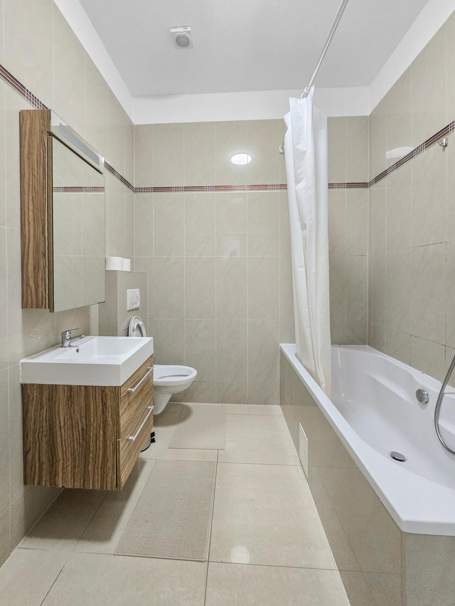 Two-bedroom Balcony Retreat For 4 Near Millennium Tower Appartamento *