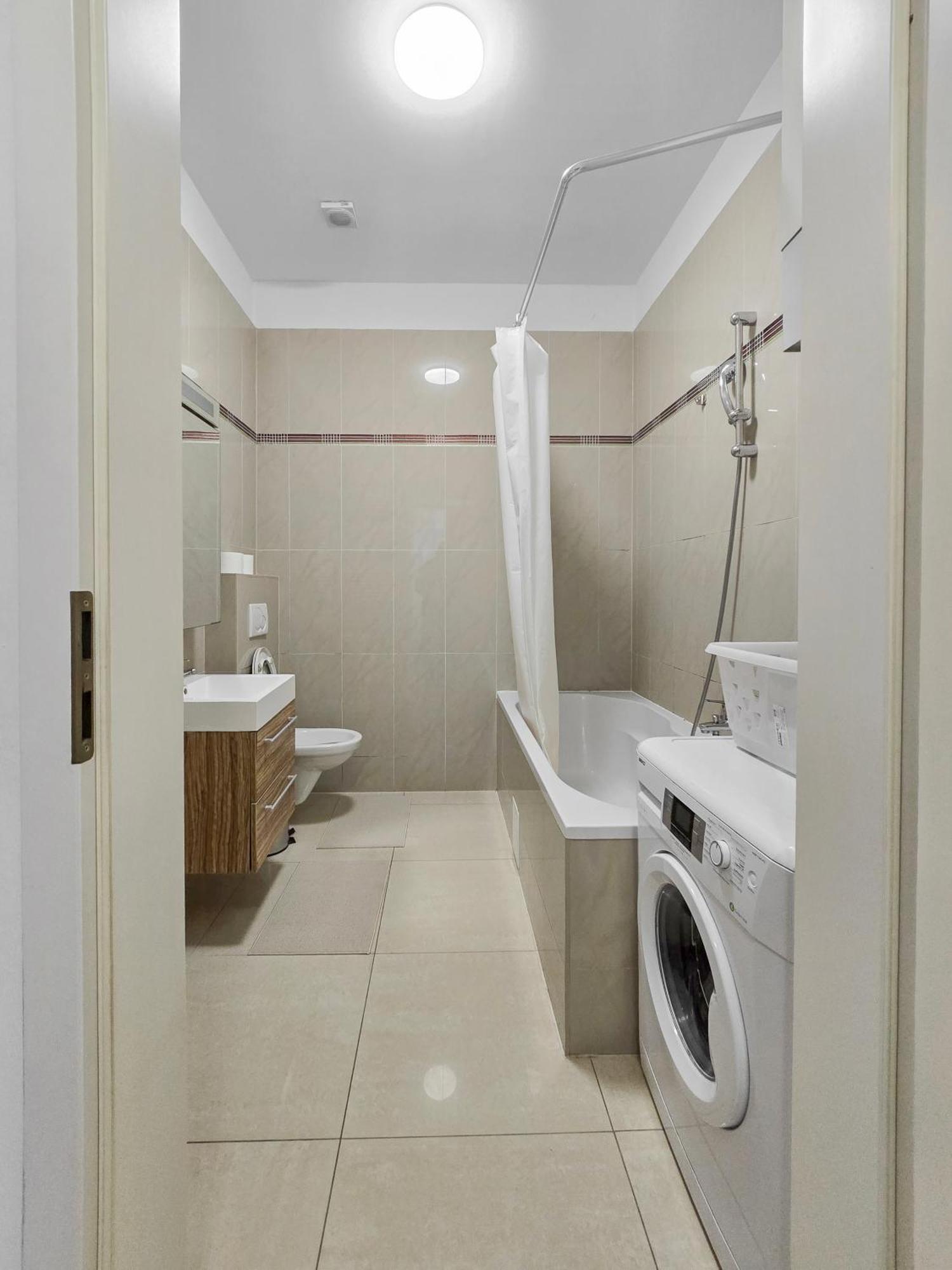 Two-bedroom Balcony Retreat For 4 Near Millennium Tower Appartamento