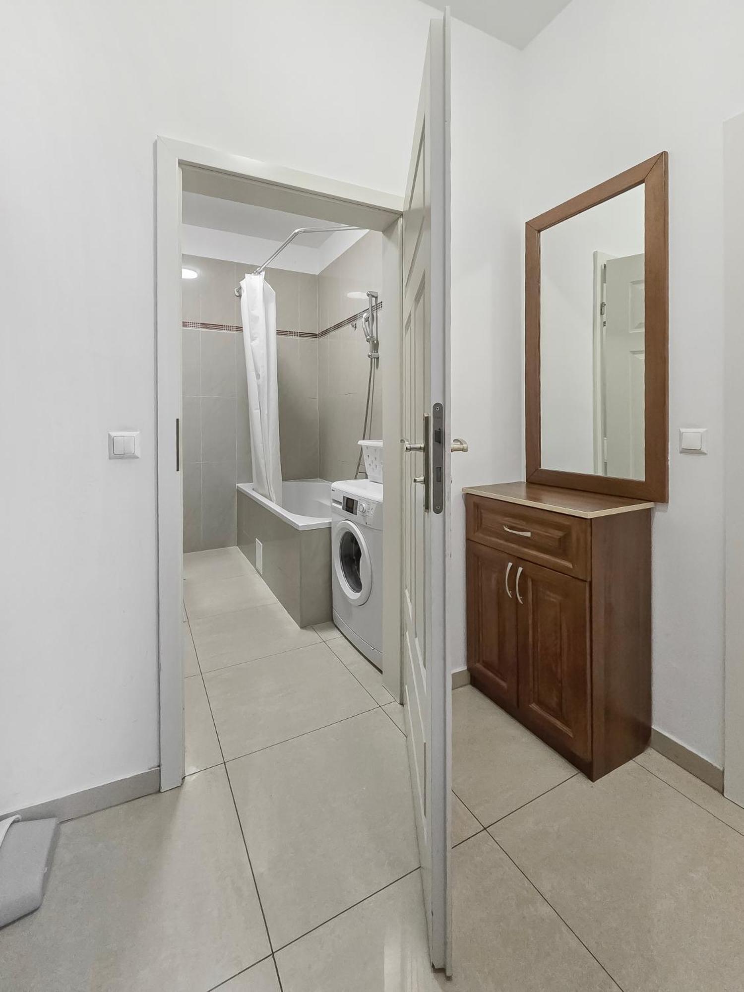 Appartamento Two-bedroom Balcony Retreat For 4 Near Millennium Tower *
