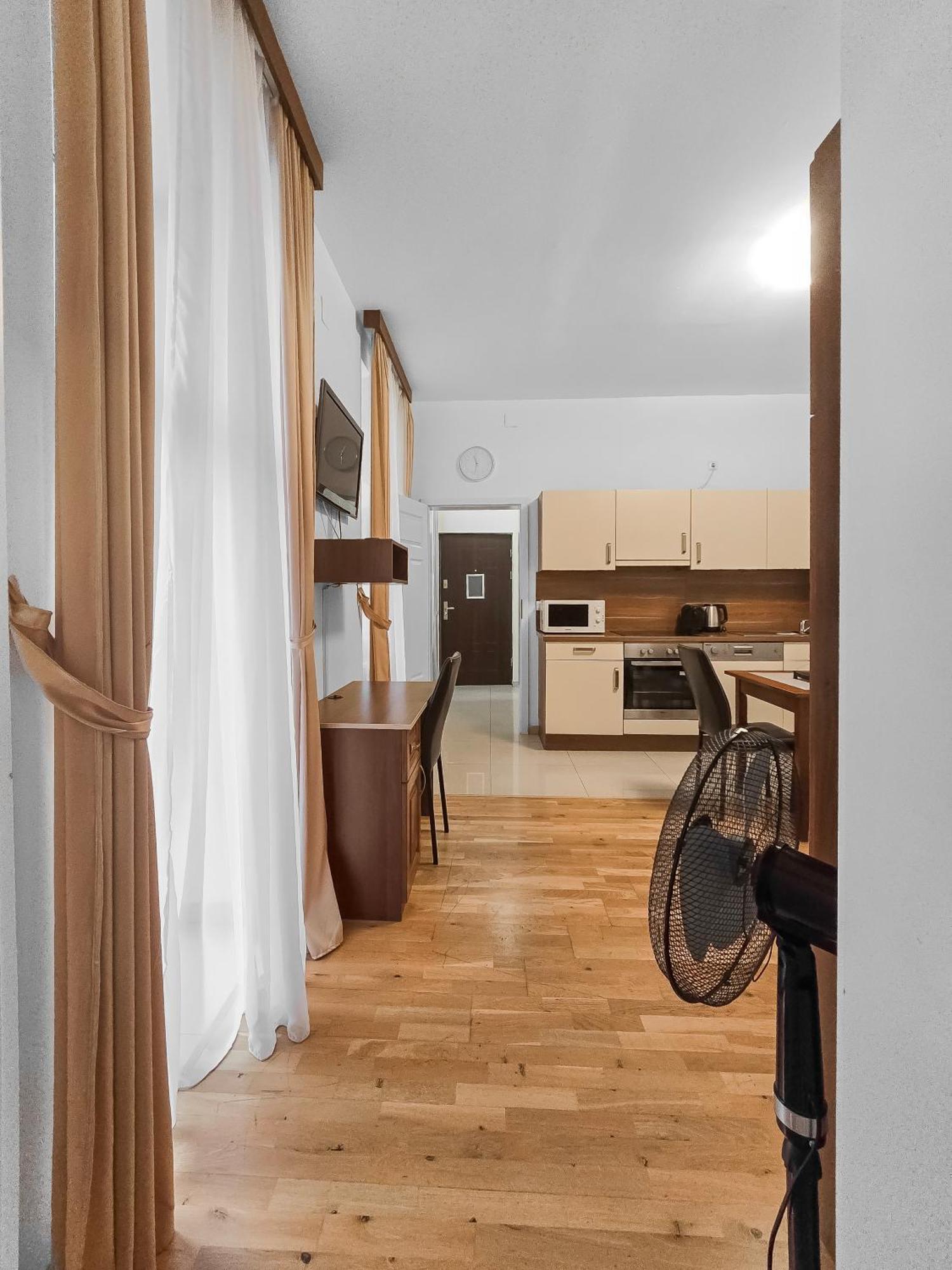 Two-bedroom Balcony Retreat For 4 Near Millennium Tower Appartamento