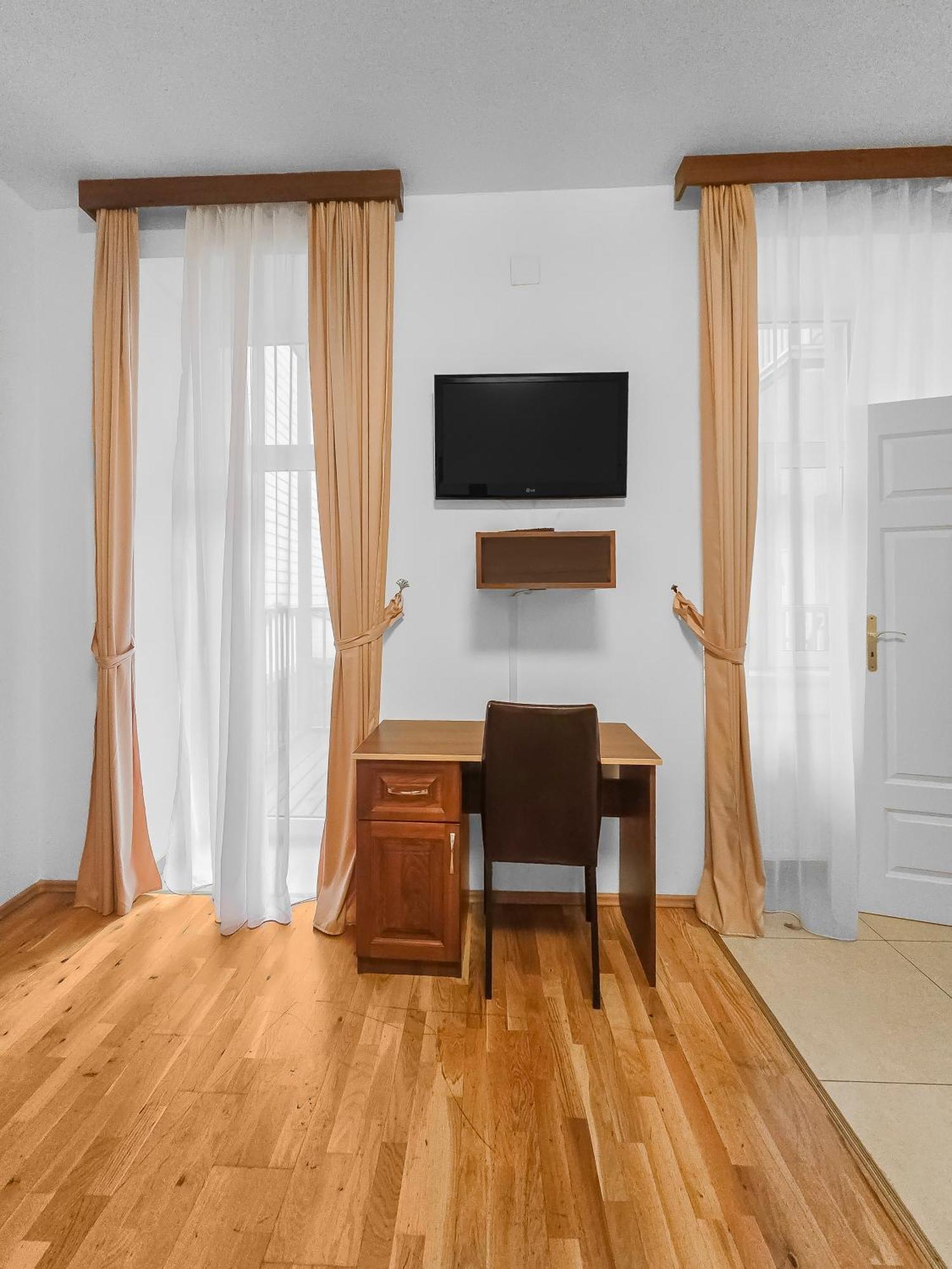 Two-bedroom Balcony Retreat For 4 Near Millennium Tower Appartamento Vienna
