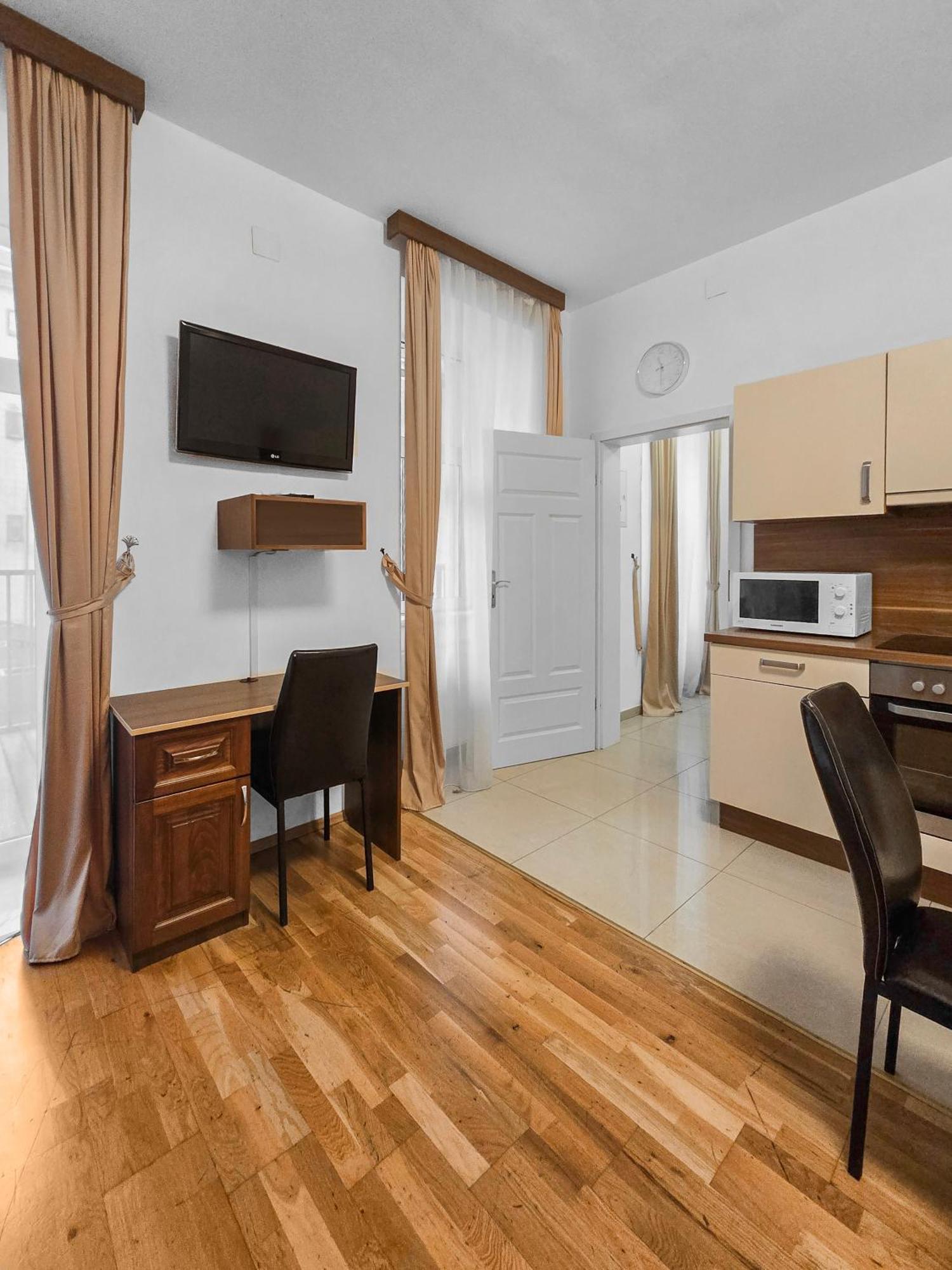 Appartamento Two-bedroom Balcony Retreat For 4 Near Millennium Tower