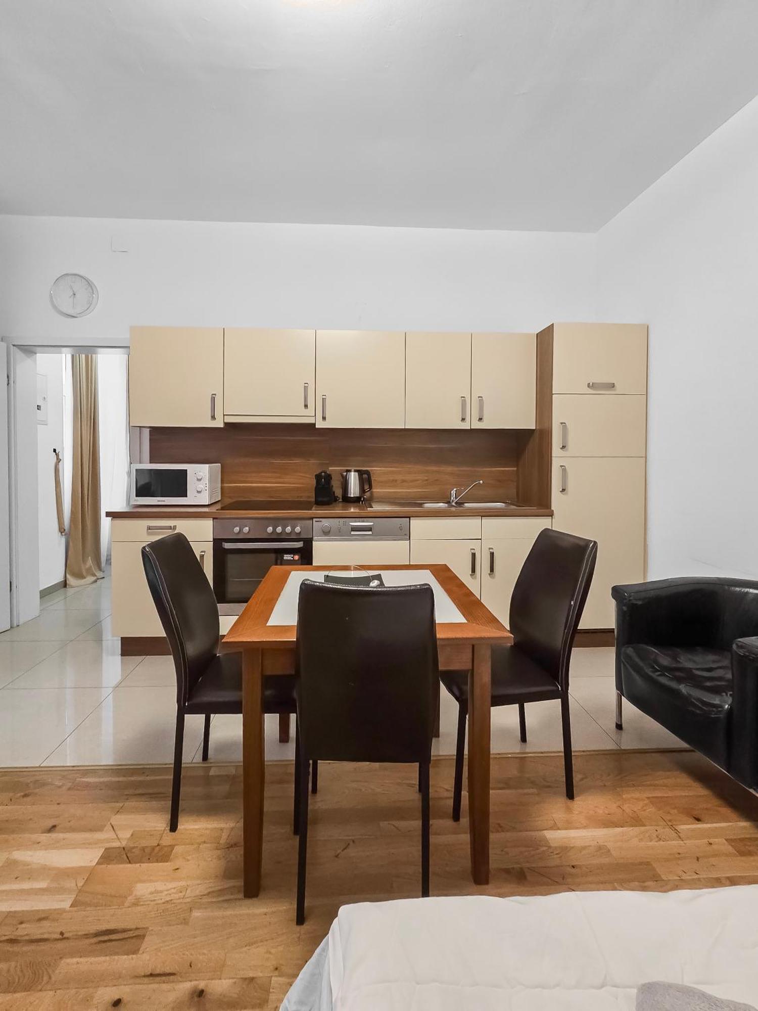 Two-bedroom Balcony Retreat For 4 Near Millennium Tower Appartamento *