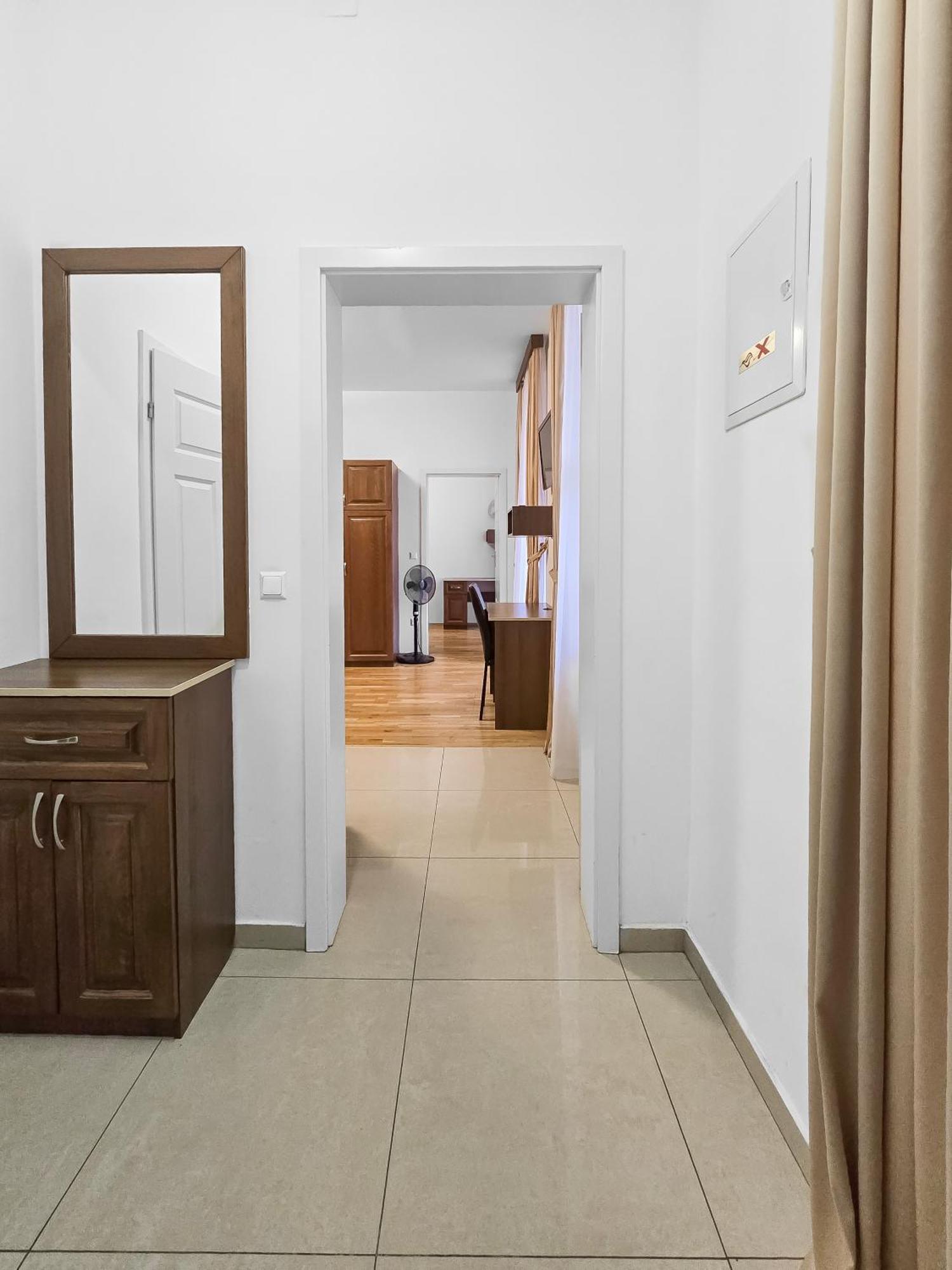 Two-bedroom Balcony Retreat For 4 Near Millennium Tower Appartamento